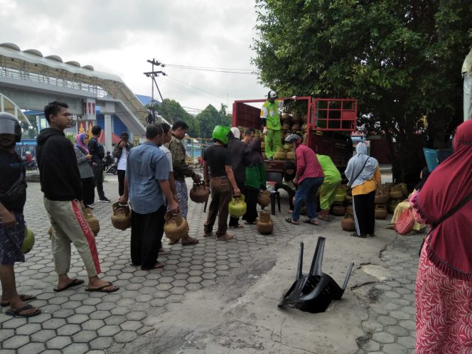 
 Pasar Murah Disperindag Hadir di Kolong, Warga Antri Gas