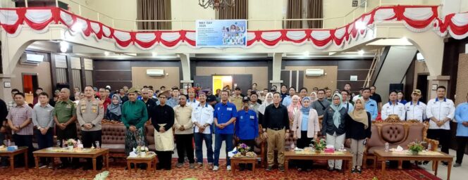 
 Peringati May Day, Buruh di Karimun Gelar Seminar dan Berbagi Sembako