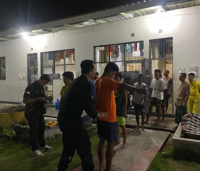 
 Razia Blok Kamar Hunian Warga Binaan, Petugas Rutan Karimun Temukan 