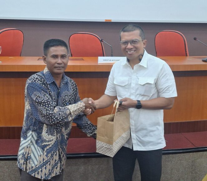 
 Masyarakat Nelayan Pesisir dan KNTI, Apresiasi Serta Berikan Sovenir Kepada Wadir Intelkam Polda Kepri