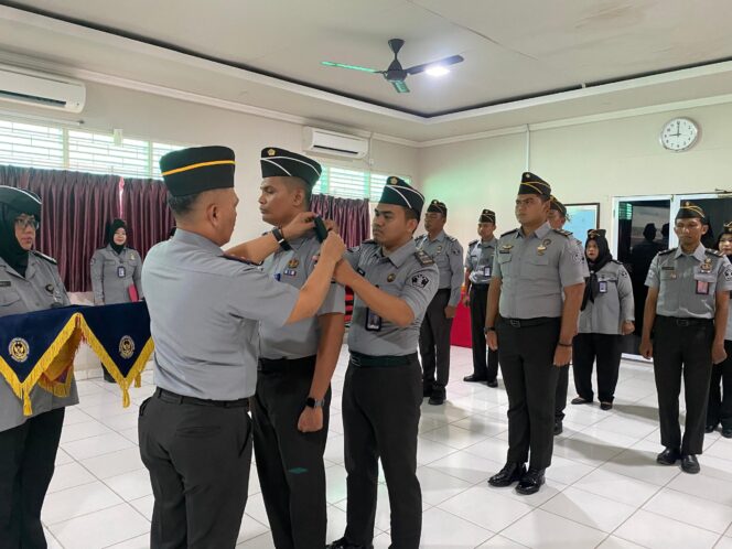 
 Sematkan Tanda Kenaikan Pangkat Kepada Satu Orang Pegawai, Ini Pesan Karutan