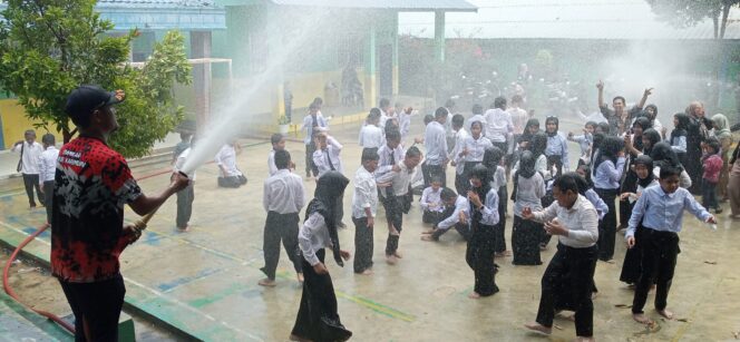 
 Disiram Air, Perpisahan Siswa Siswi SDN 007 Karimun Seru dan Mengesankan