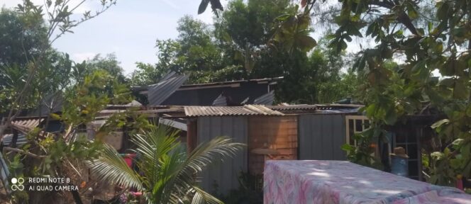 
 Diterjang Angin Puting Beliung Rumah Warga di Kampung Baru Tebing Rusak