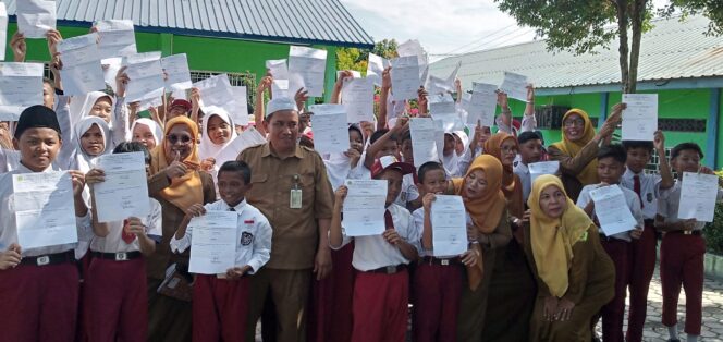 
 Sempat Kena Prank, Siswa Siswi SD Negeri 007 Karimun Lulus Seratus Persen