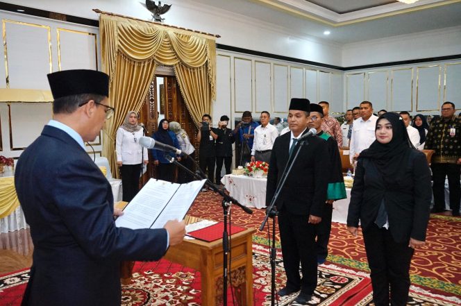 
 Bupati Iskandarsyah Lantik  Direktur Utama dan Direktur Kepatuhan Perumda BPR Tua Karimun Periode 2025_2030
