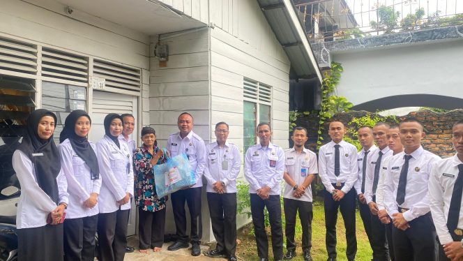 
 Rutan Karimun Bagikan Paket Sembako Kepada Masyarakat dan Pensiunan  Pegawai