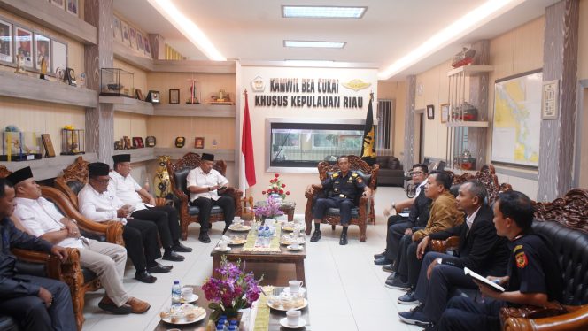 
 ‎Sembako Langka,DPRD Karimun Datangi Bea Cukai