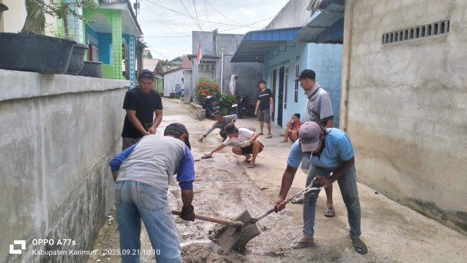 
 ‎Bantuan Pemerintah Tak Kunjung Turun, Warga Gang Asiyah Semenisasi Jalan Secara Swadaya ‎