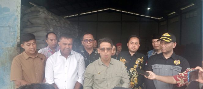 
 Pastikan Stok Beras di Karimun Aman, Bupati Iskandarsyah Cek Gudang Bulog  ‎