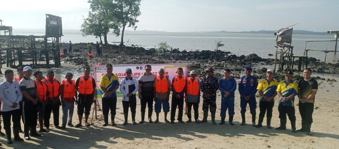 
 ‎Peringati Hari Perhubungan Nasional, KSOP Karimun Tanam Mangrove dan Bagikan Life Jacket ‎