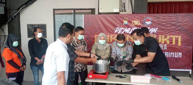 
 ‎Satres Narkoba Polres Karimun Musnahkan Shabu  ‎