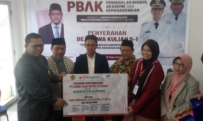 
 ‎Bupati Iskandarsyah Serahkan Beasiswa untuk Mahasiswa STIT Mumtaz  ‎