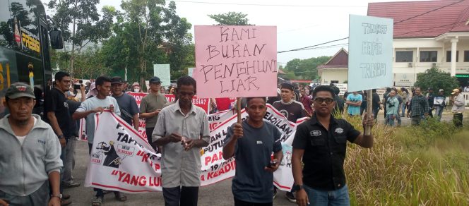 
 ‎Tuntut Keadilan, Warga Bukit Cincin Gelar Aksi Demo  di PN dan BPN Karimun