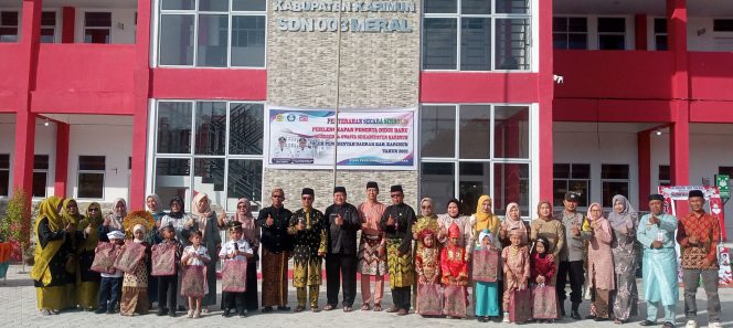 Bupati Iskandarsyah Menyerahkan Secara Simbolis Seragam Sekolah Gratis Kepada Pelajar SDN 003 Meral