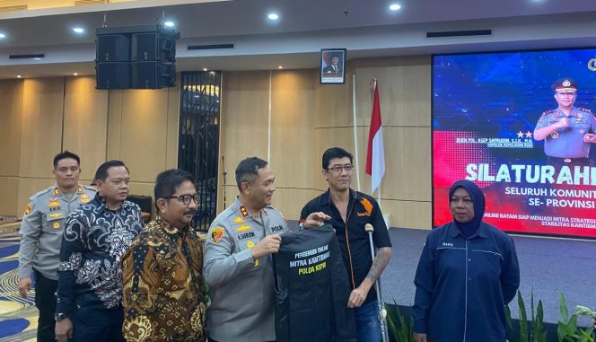 
 Simbul Sinergi, Kapolda Kepri Bagikan Rompi kepada Driver Online