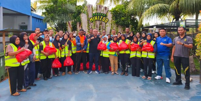 
 ‎Gelar Bakti Sosial, Rutan Karimun Bagikan Puluhan Paket Sembako kepada Masyarakat