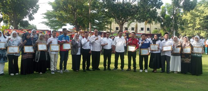 
 ‎Peringati Hari Kesehatan Nasional ke 61, Tenaga Kesehatan hingga Agen Kapal Terima Penghargaan