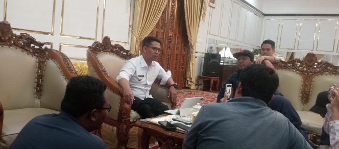 
 ‎Bupati Iskandarsyah Sebut Pinjaman 135 M oleh Pemkab ke Bank Tak Akan Bebani Rakyat untuk Pembayarannya