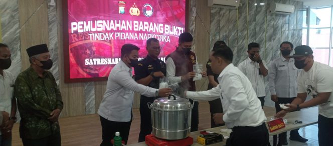 
 ‎Satres Narkoba Polres  Karimun Musnahkan 1,3 Gram Sabu_sabu ‎