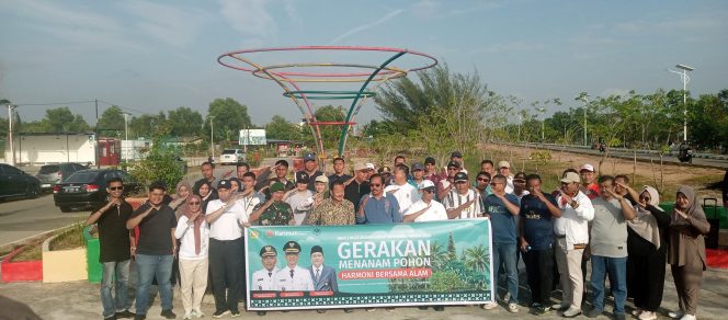 
 ‎Peringati Hari Lingkungan Hidup Nasional, Bupati Bersama Wabup Tanam Kelapa dan Mangga di Costal Area