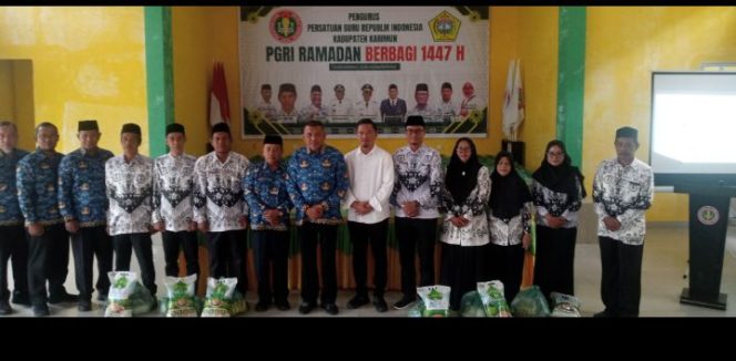 
 ‎Pengurus  PGRI Kabupaten Karimun Bagikan Ratusan Paket Sembako ‎