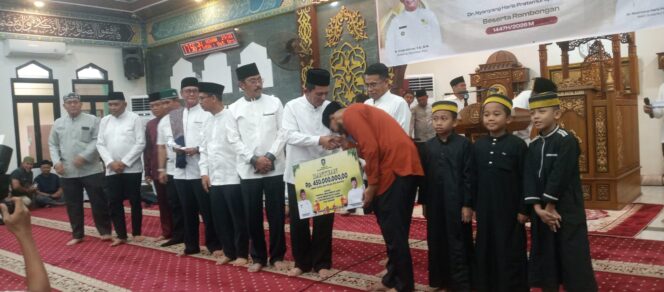 
 ‎Gubernur  Kepri Ansar Ahmad  Bersama Wagub Nyanyang Safari Ramadhan di Karimun