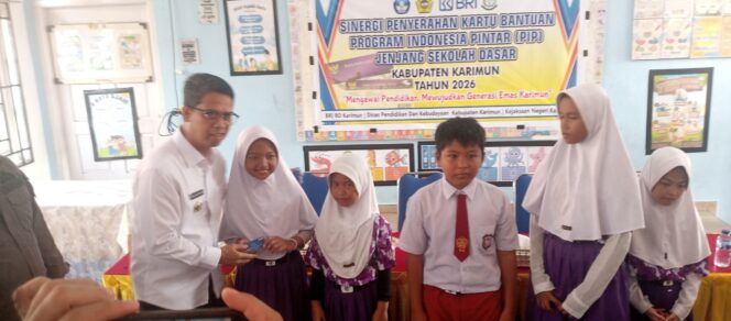 
 ‎Bupati Iskandarsyah  Serahkan Kartu PIP Kepada Siswa_ Siswi SD 006 Karimun