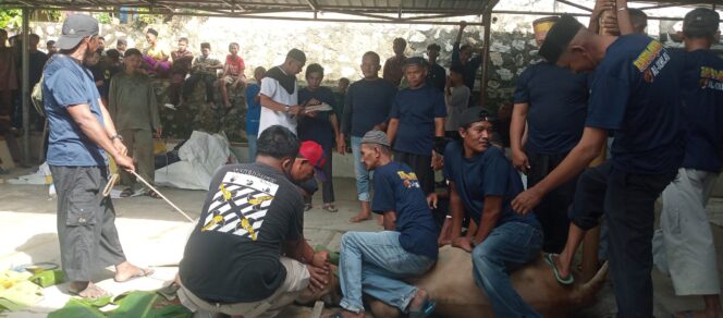 
 ‎Sembelih 6 Ekor Sapi dan 7 Ekor Kambing,Pengurus Masjid Al Ikhlas Bagikan 450 Kupon