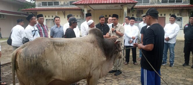 
 ‎Dinas PUPR Karimun Sembelih 3 Ekor Sapi dan 1 Ekor Kambing serta Bagikan 246 Kupon