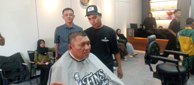 
 ‎Mau Tampil Rapi dan Keren,Fins Barber Cut and Shaves  Solusinya ‎