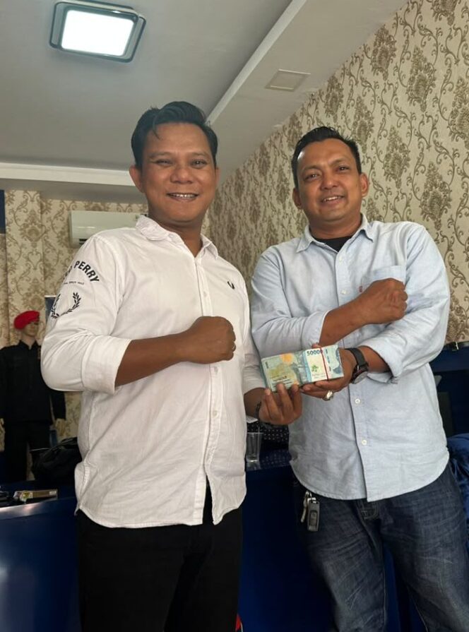 
 ‎Donasi untuk NTT Diserahkan ke DPD, Ketua DPC GRIB Jaya  Dian :  Terima Kasih Masyarakat Karimun Luar Biasa