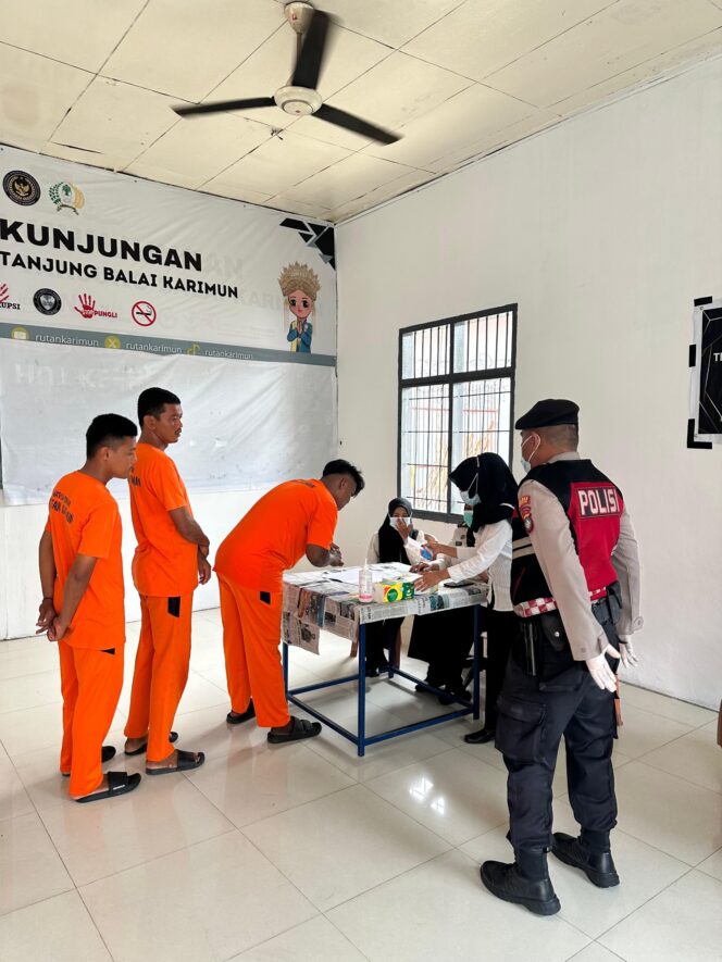 
 ‎Cegah Narkoba, Rutan Karimun Bersama Instansi Terkait Geledah dan Tes Urine Warga Binaan