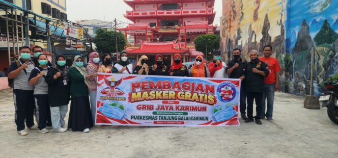 
 ‎Peduli Kesehatan Masyarakat, DPC GRIB Jaya Bersama Puskesmas dan Kecamatan Karimun Bagikan Ratusan Masker