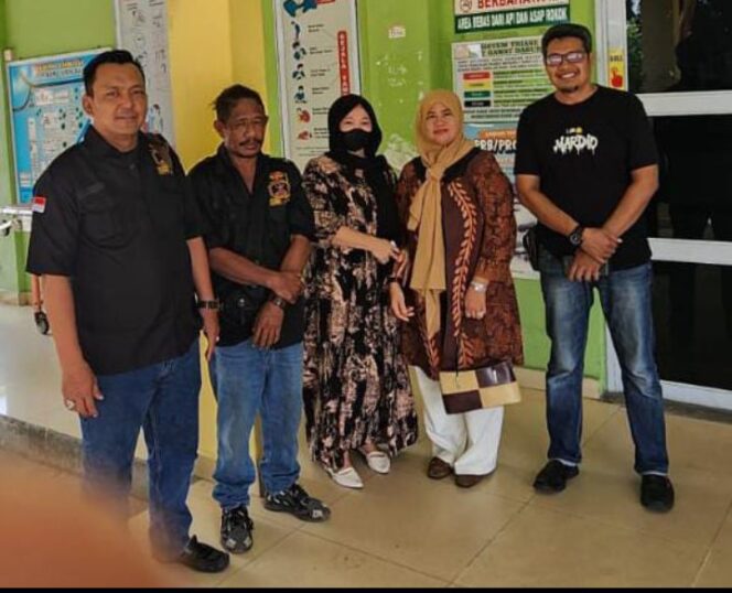 
 ‎Peduli Sesama, Ketua GRIB Jaya Karimun Bersama Anggota Dampingi Warga Berobat